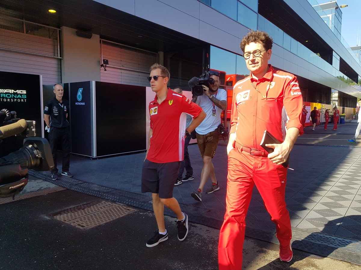 Manajer tim Ferrari, Mattia Binotto mulai cemas melihat kecepatan pesaingnya, Red Bull, mulai meningkat. (Foto: Twitter/@MattiaBinottoScuderiaFerrari)