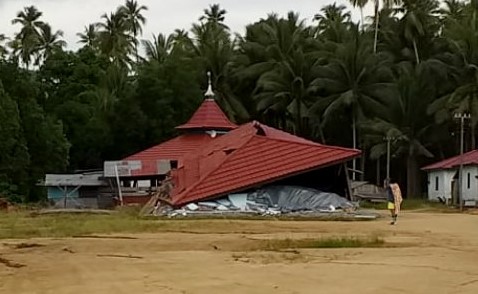 Sebuah masjid roboh di desa Gane Dalam, Halmahera Selatan akibat gempa, Minggu malam. (Foto: Facebook)