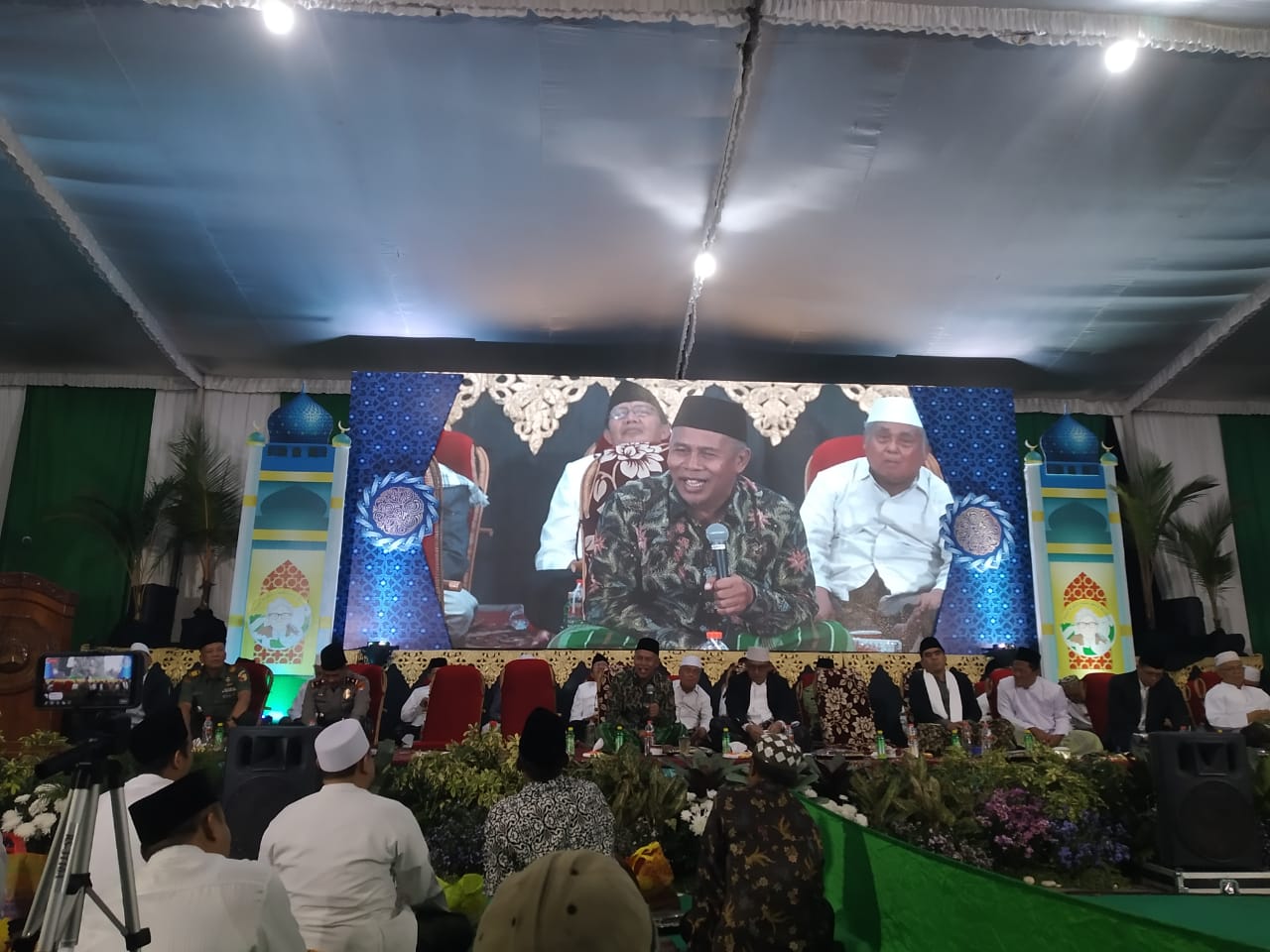 KH Marzuki Mustamar ketika menyampaikan pesan kebaikan saat Haul KH Abdulwahab Hasbullan di Jombang, Minggu 14 Juli 2019 malam. (Foto: adi/ngopibareng.id)