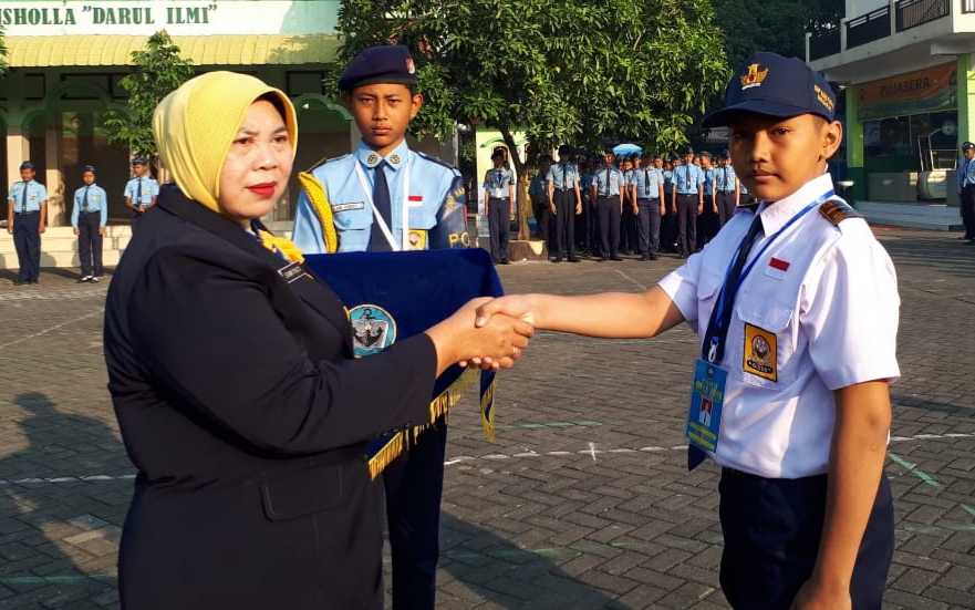 Kepala Sejkolah SMP Hang Tuah 5 Sidoarjo Sumiyati,S.Pd mengucapkan selamat kepada perwakilan peserta MPLS tahun pelajaran 2019/2020asaat
