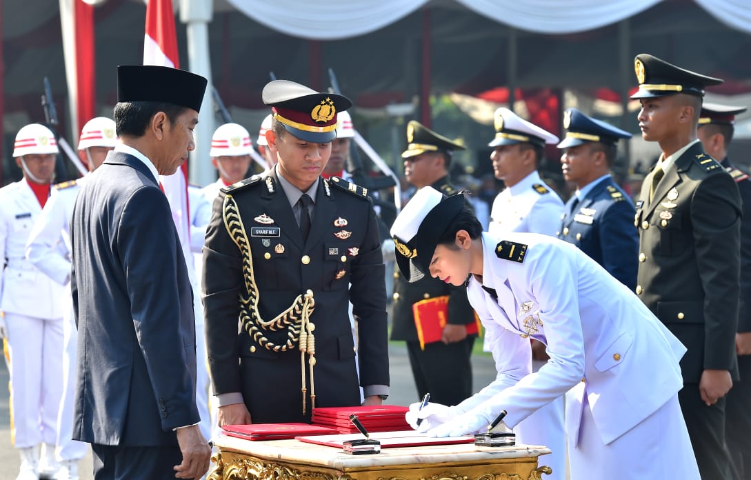 Presiden Jokowi melantik lulusan akademi TNI dan Polri di Istana Merdeka, Selasa, 16 Juli 2019. (Foto: Biro Pers Setpres)