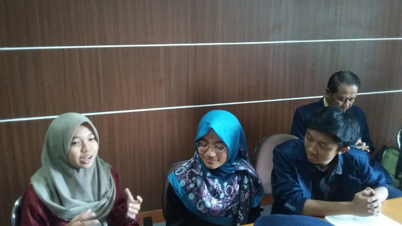 Dari kiri ke kanan: Kirana Aisyah Larasati, Sayyidati Nurmuthi'ah dan Hilmi Aziz Bukhori menjelaskan mengenai aplikasi buatannya yang akan dilombakan pada MTQMN di Aceh, pada 28 Juli-4 Agustus 2019 (Theo/Ngopibareng.id)