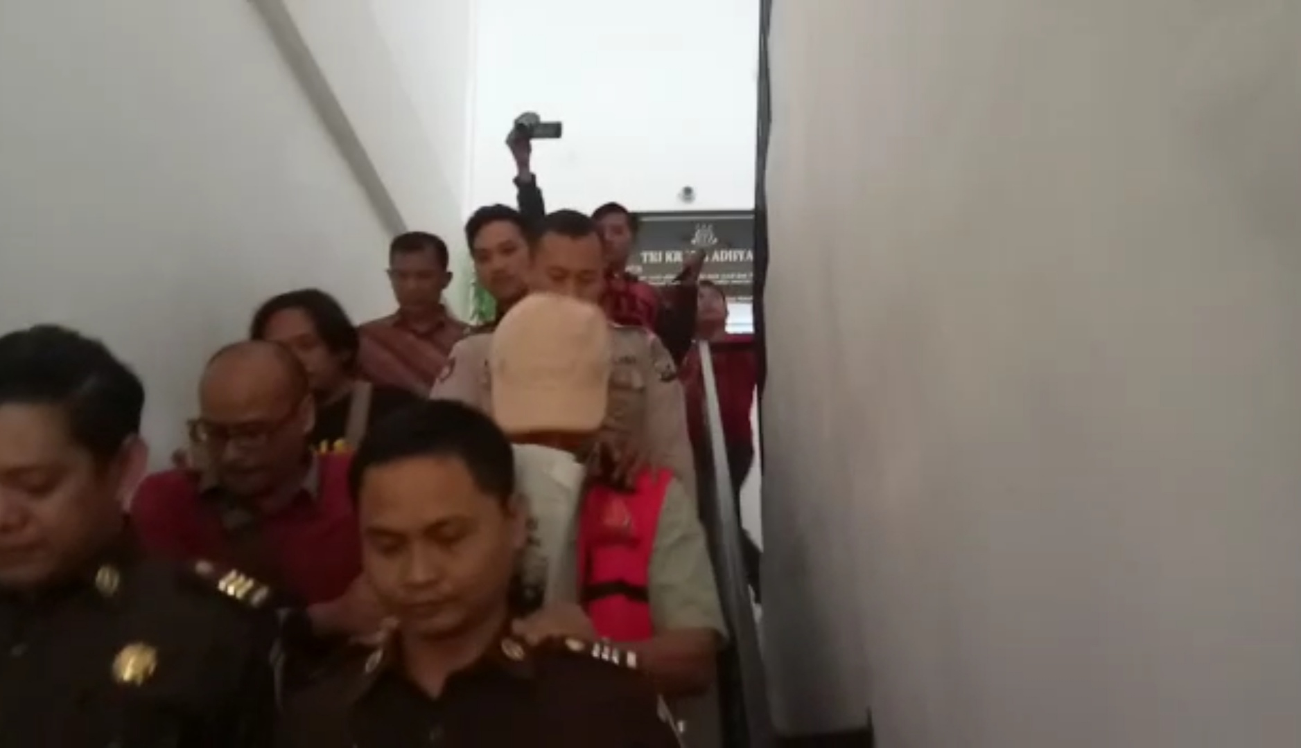 Wakil Ketua DPRD Surabaya, Dharmawan, resmi ditahan Kejaksaan Negeri Tanjung Perak Surabaya, Selasa 16 Juli 2019. (Foto: Farid/ngopibareng.id) 