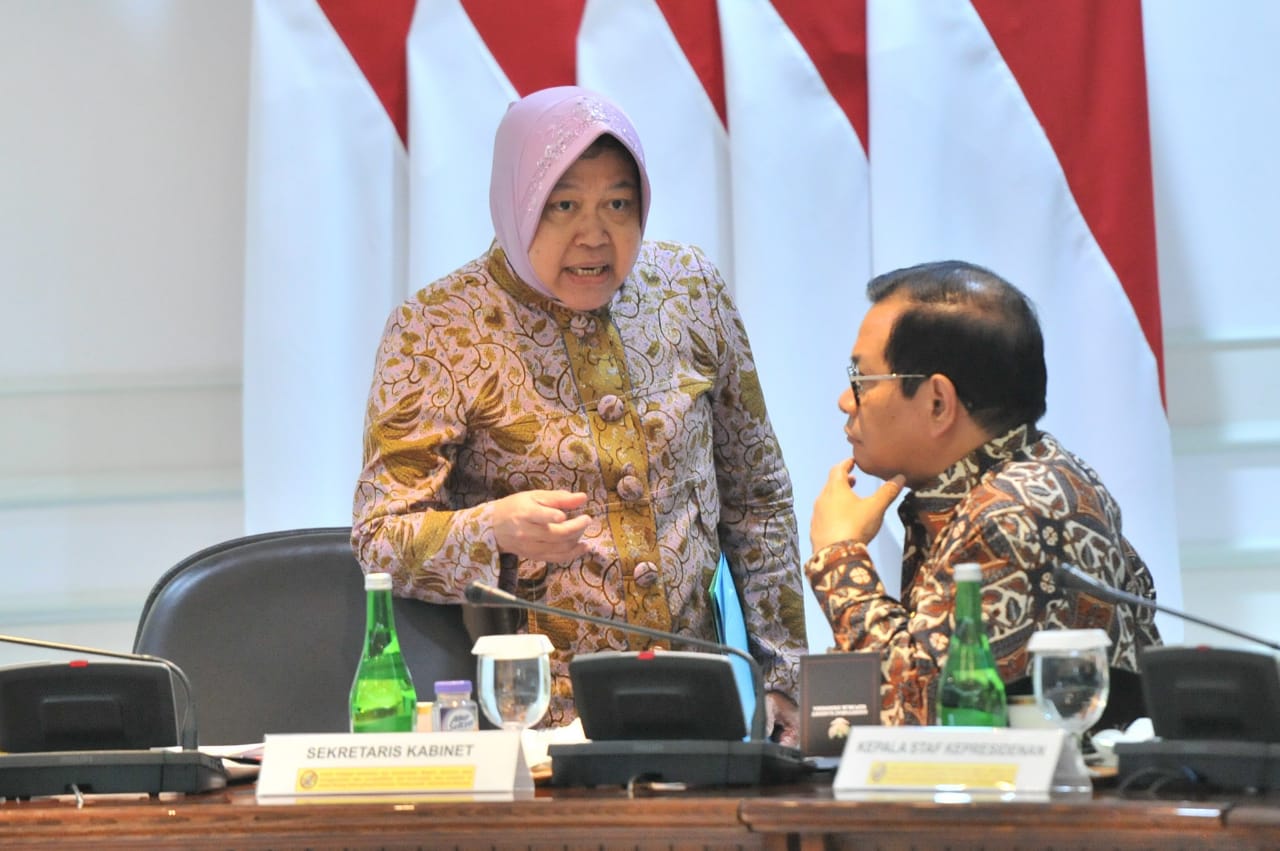Presiden  Rapat Terbatas pecepatan pembangunan PLTSa. Rapat juga diikuti Walukota Surabaya Tri Rismaharini sebagai pelopor PLTSa di Indonesia. ( foto: Biro Pers Setpers).