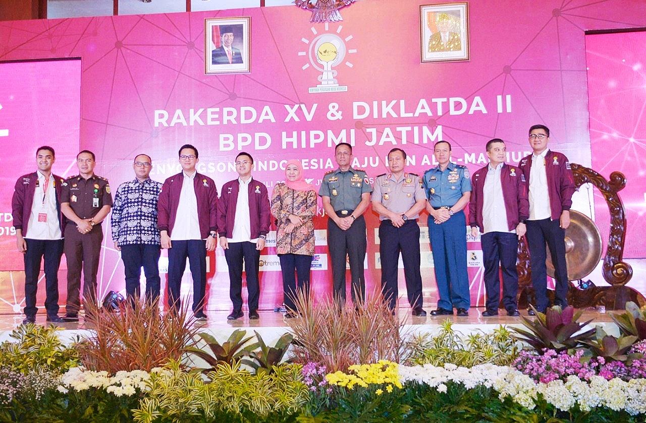 Ketua BPD HIPMI Jatim Mufti Anam (sebelah kanan) Gubernur Jatim Khofifah Indar Parawansa. (Foto: Humas Pemprov Jatim)