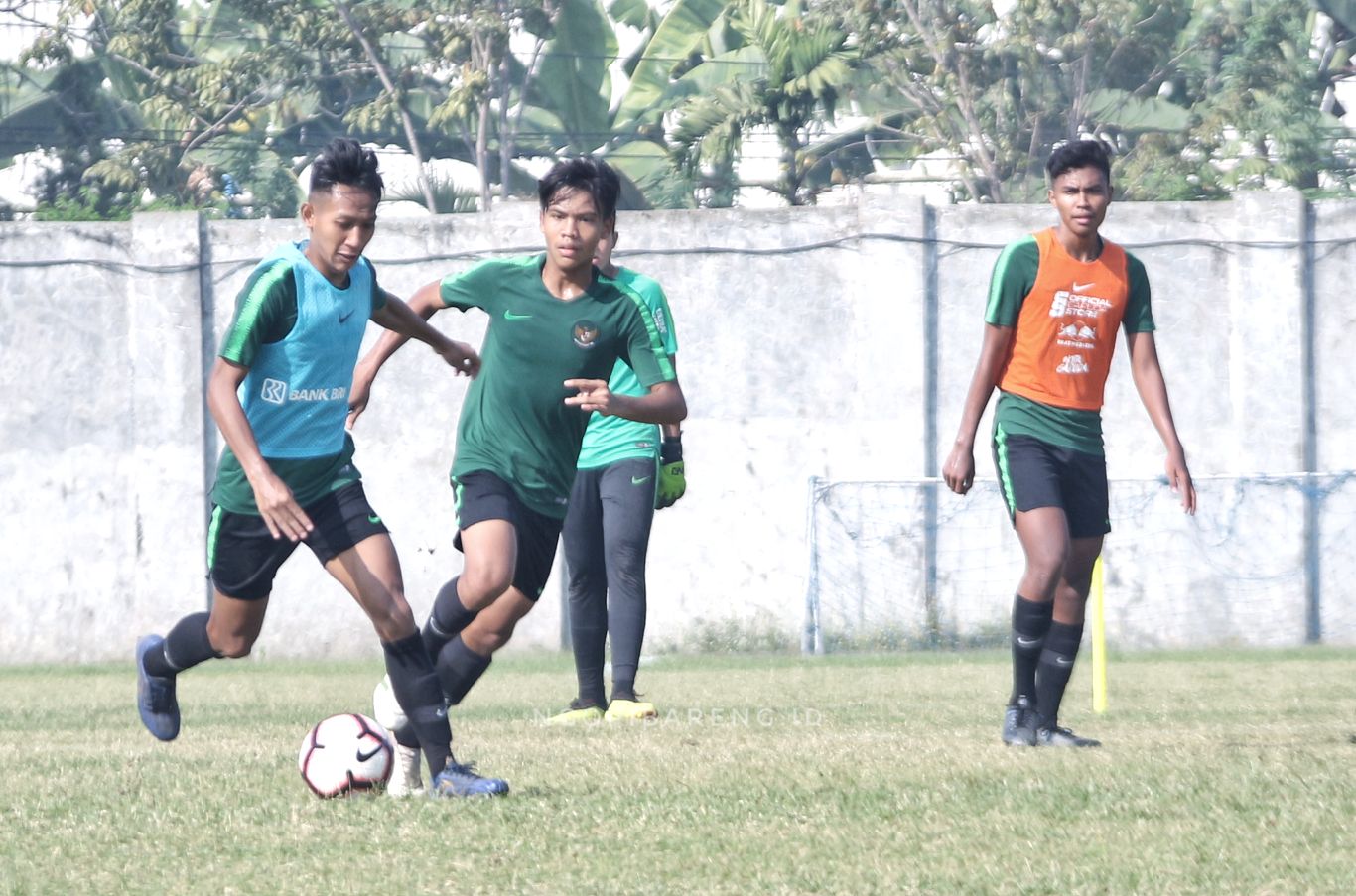 Pemain Timnas Indonesia U-19, Beckham Putra Nugraha (rompi biru) saat berlatih di Lapangan Jenggolo, Sidoarjo, Rabu 17 Juli 2019. (Foto: Haris/ngopibareng.id)