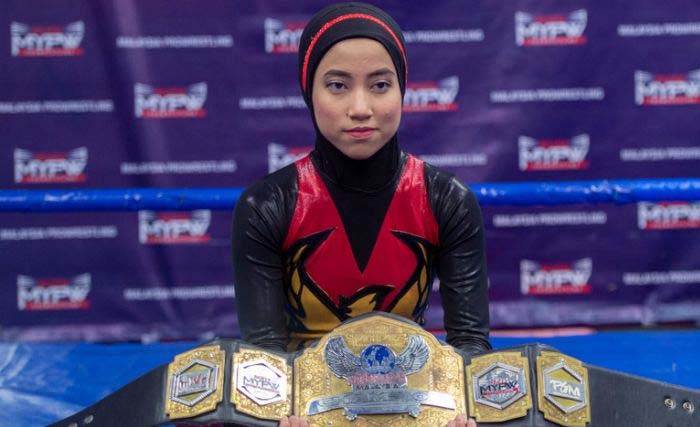 Nor 'Phoenix' Diana dengan sabuk kejuaraannya di atas ring Malaysia Pro Wrestling. (Foto:AFP)