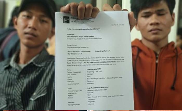 Fikri dan Agra, dua dari empat pengamen, menunjukkan surat tuntutan terhadap negara. (Foto:Suara.com)