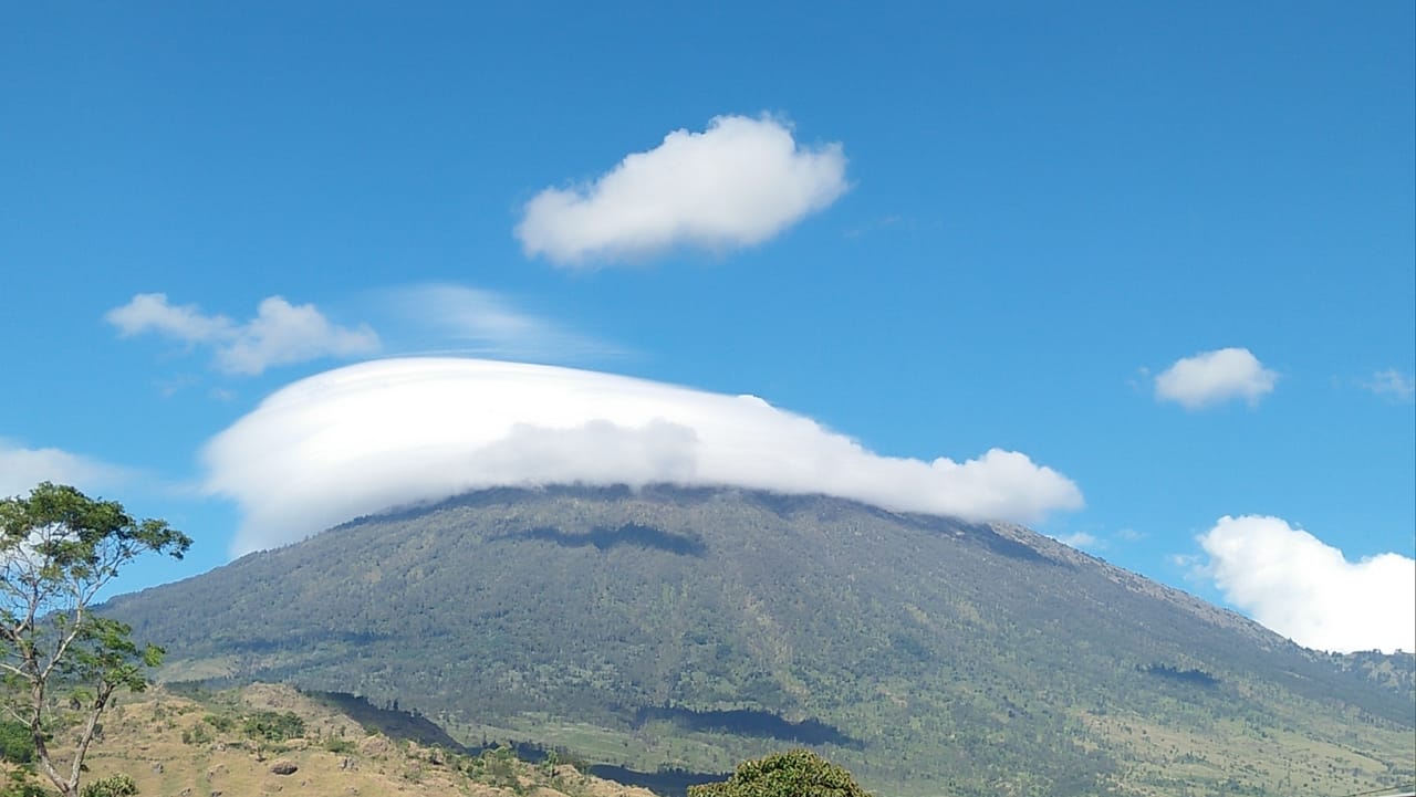 Awan lenticular pada Gunung Rinjani tahun 2018 (Dok: BTNGR Provinsi Nusa Tenggara Barat)