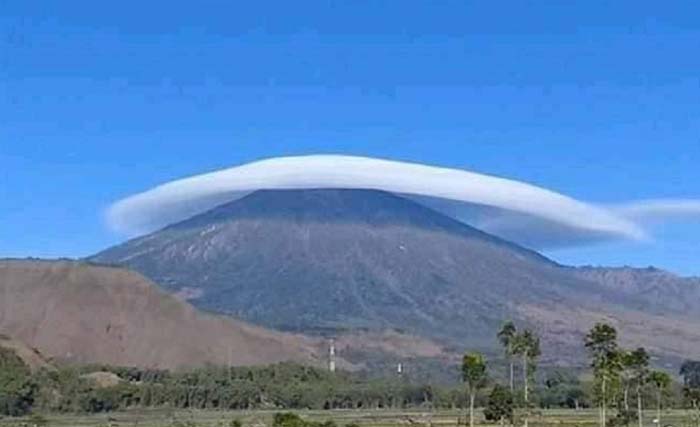 Gunung Rinjani nampak bertopi awan putih, hari Rabu 17 Juli 2019. (Foto:Antara)
