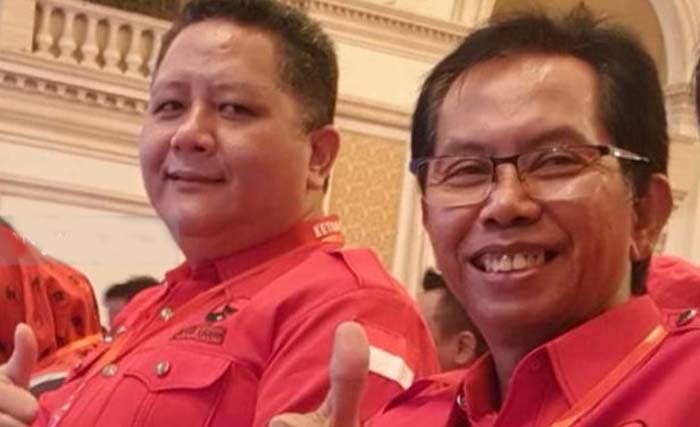 Adi Sutarwijono, Ketua DPC PDI-P Surabaya yang baru (kanan), dan Whisnu Sakti Buana, ketua periode sebelumnya. (Foto:Antara)