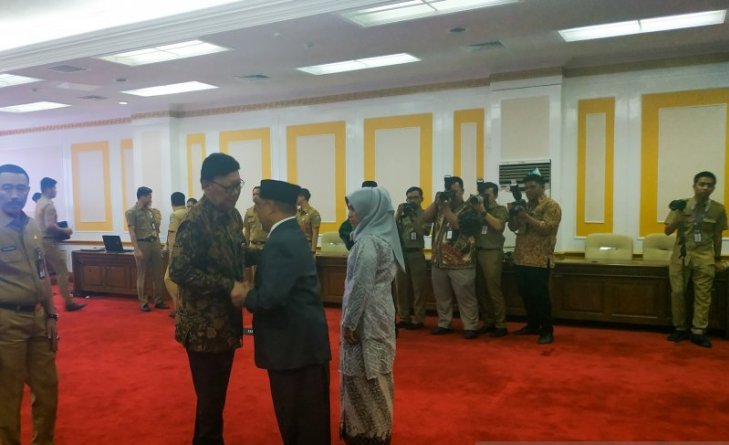 Menteri Dalam Negeri Tjahjo Kumolo memberikan selamat usai pelantikan Sekretaris Daerah Provinsi Kalimantan Timur Abdullah Sani di Jakarta, Selasa, 16 Juli 2019. (Foto: Antara/Boyke Ledy Watra)
