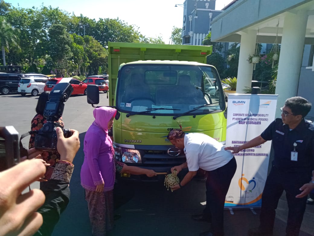 Wali Kota Surabaya menerima bantuan dump truck dari CSR PT KAI Daop VIII Surabaya. (Foto: Alief/ngopibareng.id)