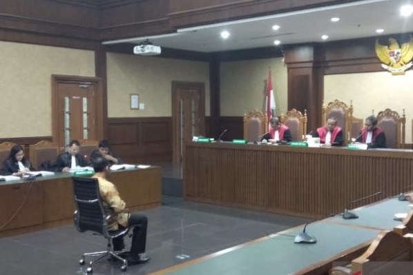 Bekas Kepala Kantor Wilayah Kementerian Agama Provinsi Jawa Timur Haris Hasanudin dituntut 3 tahun penjara, Rabu 17 Juli 2019. (Foto: Dok/Antara)