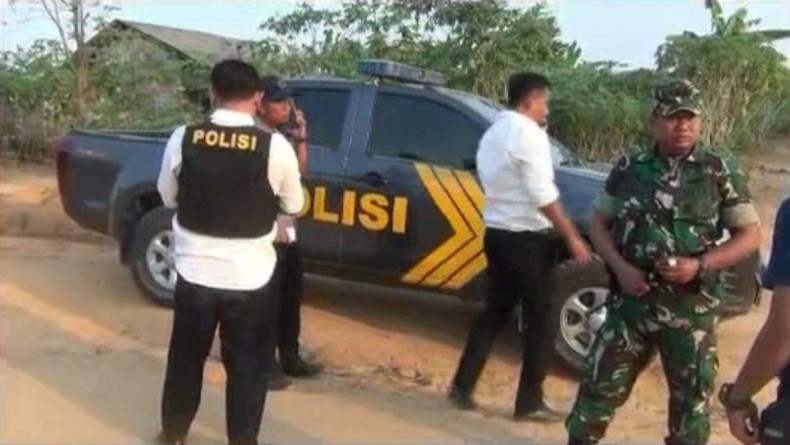 Sejumlah aparat kepolisian dan TNI tengah mengamankan lokasi bentrok warga di Mesuji, Lampung. (Foto: Ant)