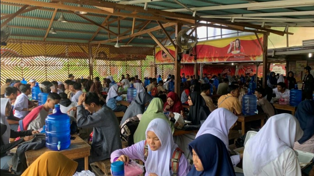 Ramainya para penikmat mie narako di Padang. (Foto: youtube)