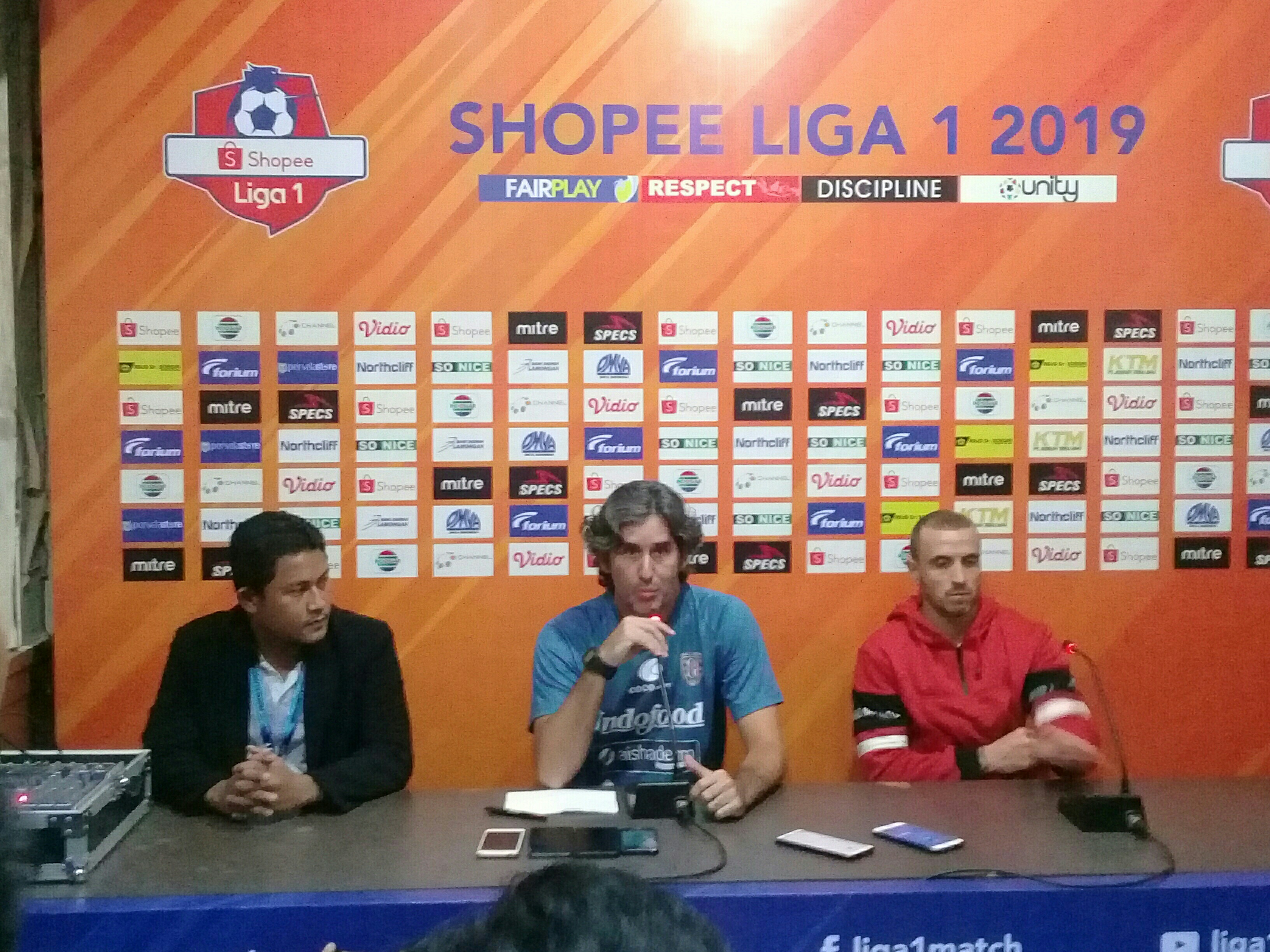 Pelatih Stefano Cugurra didampingi winger Bali United Paulo Sergio saat konferensi pers. (Foto: Nasih/ngopibareng.id)