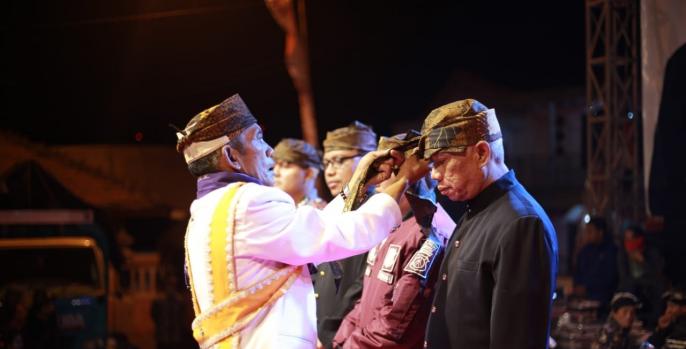 Dukun Pandita Supayadi mengenakan udeng Tengger kepada warga kehormatan. (Foto: Humas)