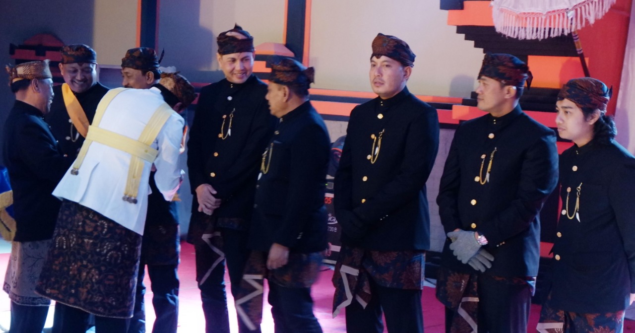 ROMO Dukun Pandhita, Mbah Sutomo mengukuhkan tujuh orang sebagai warga kehormatan Suku Tengger. (Foto: Ikhsan/ngopibareng.id)