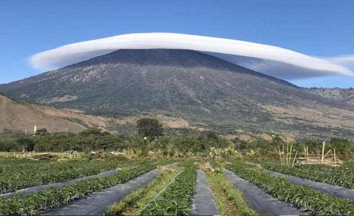 Awan topi di atas Gunung Rinjani, Pulau Lombok, NTT. (Foto:Antara)