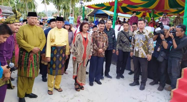 Menteri Susi di Pantai Padang Melang, Jemaja, Anambas, Kepri. (Foto:Ist/Agus Nadeas)