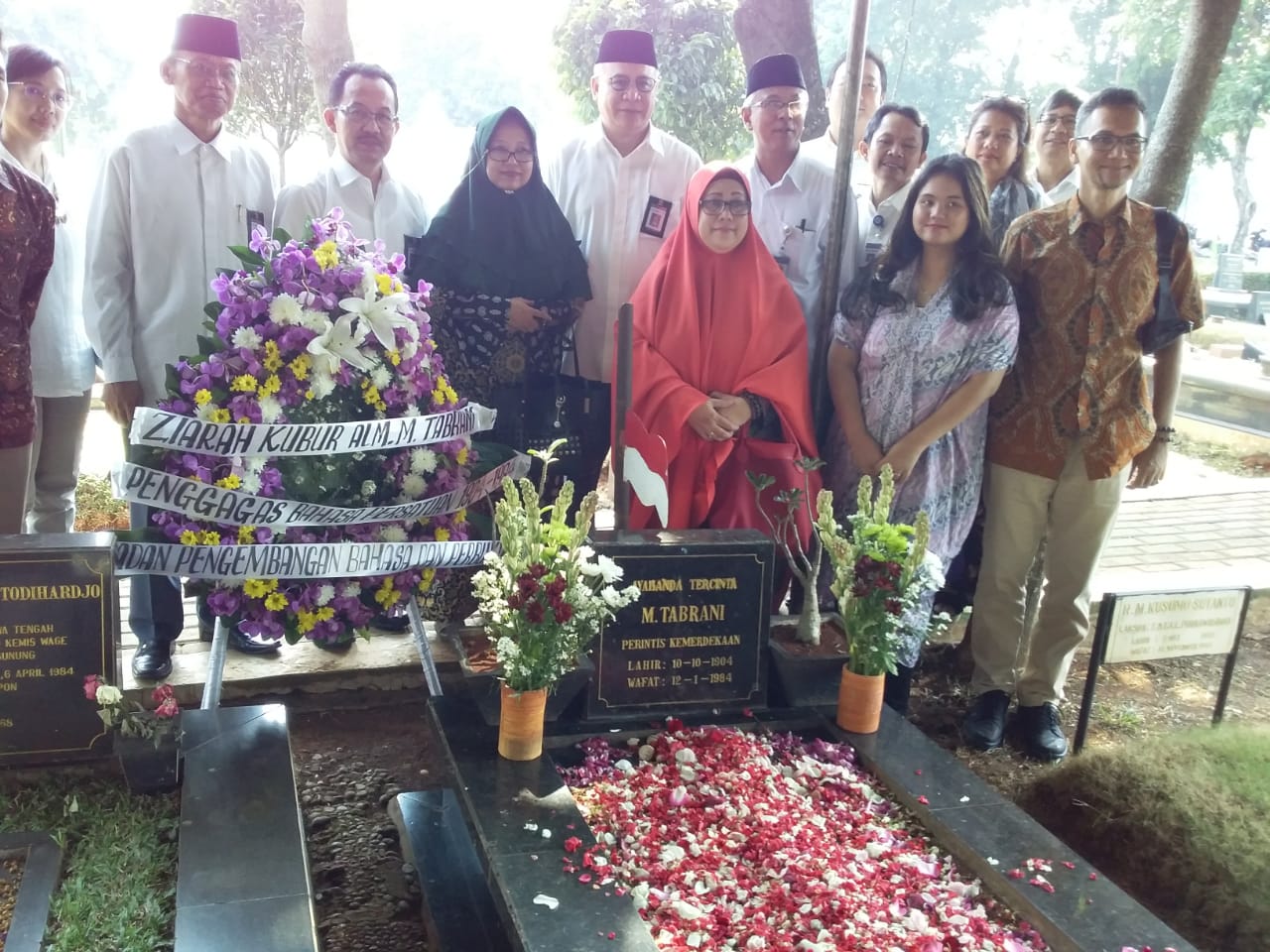 Kepala Badan Pengembangan Bahasa dan Perbukuan Dadang Sunendar memimpin ziarah di  makam M. Tabrani, TPU Tanah Kusir, Jakarta Selatan, Kamis 18 Juli 2019. (Foto: Istimewa)