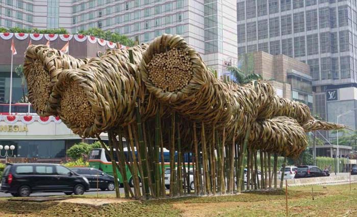 Instalasi bambu Getah Getih Karya Joko Avianto, mulai hari ini tak ada lagi di sekitar Bundaran HI. (Foto:Antara)