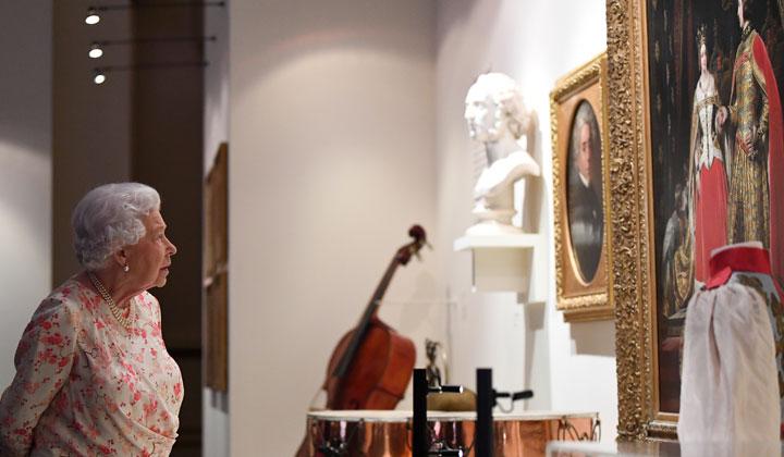Ratu Inggris Elizabeth II melihat lukisan Ratu Victoria dan Pangeran Albert oleh Louis Haghe. (Foto: Victoria Jones/POOL/AFP)