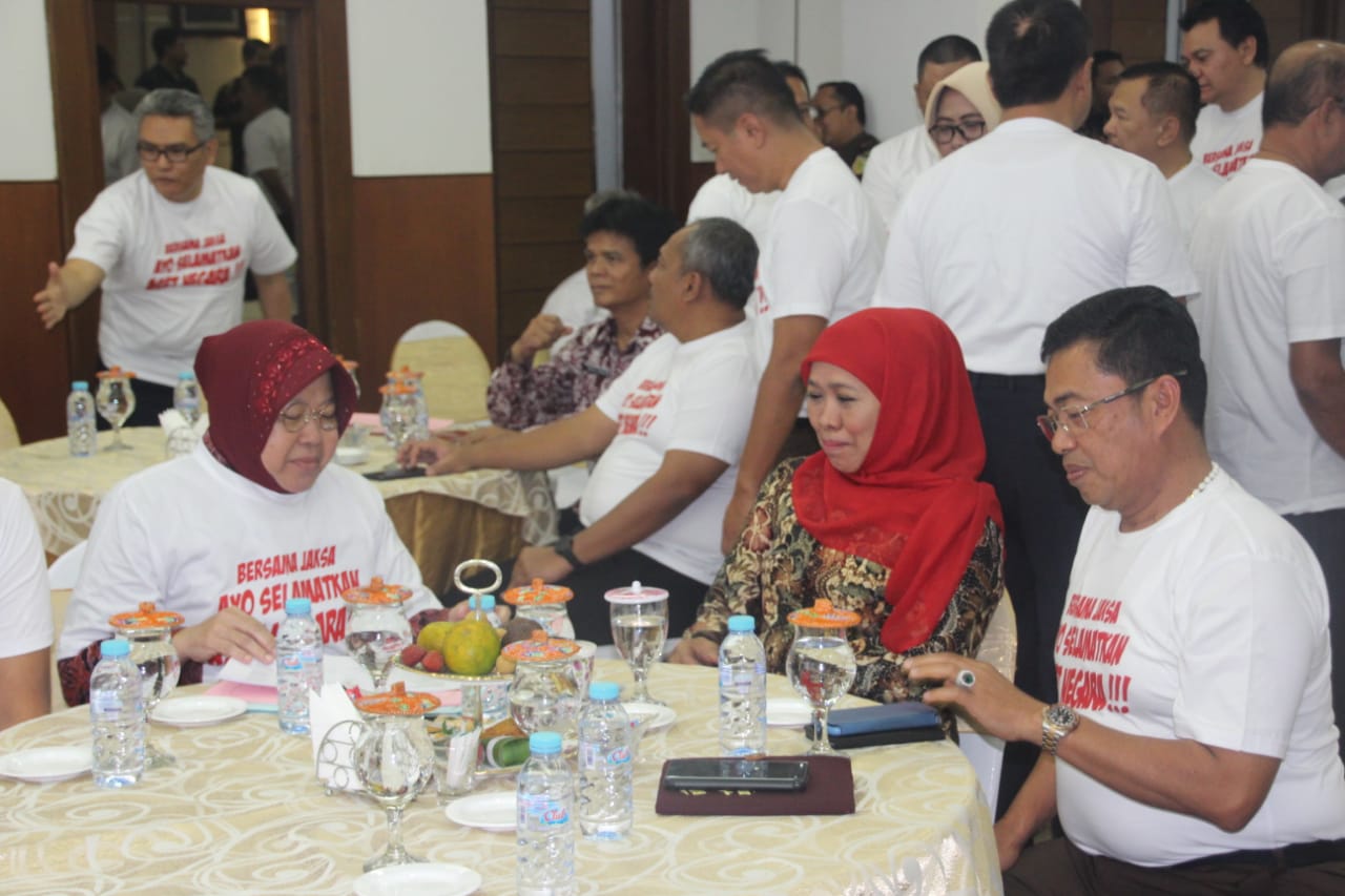 Wali Kota Surabaya Tri Rismaharini bersama dengan Gubernur Jatim Khofifah Indar Parawansa saat berada di Kejati Jatim dalam deklarasi Penyelamatan Aset Negara. (Foto: Faiq/ngopibareng.id)