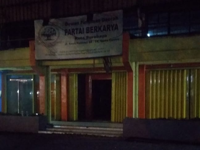 Kondisi Kantor DPD Berkarya Surabaya, Kamis 18 Juli 2019, malam. (Foto: Farid/ngopibareng.id) 