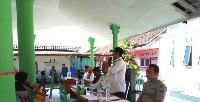 Pembagian sertifikat tanah kepada warga desa Lajuk, Kecamatan Godangwetan, Pasuruan. (Foto: Humas)