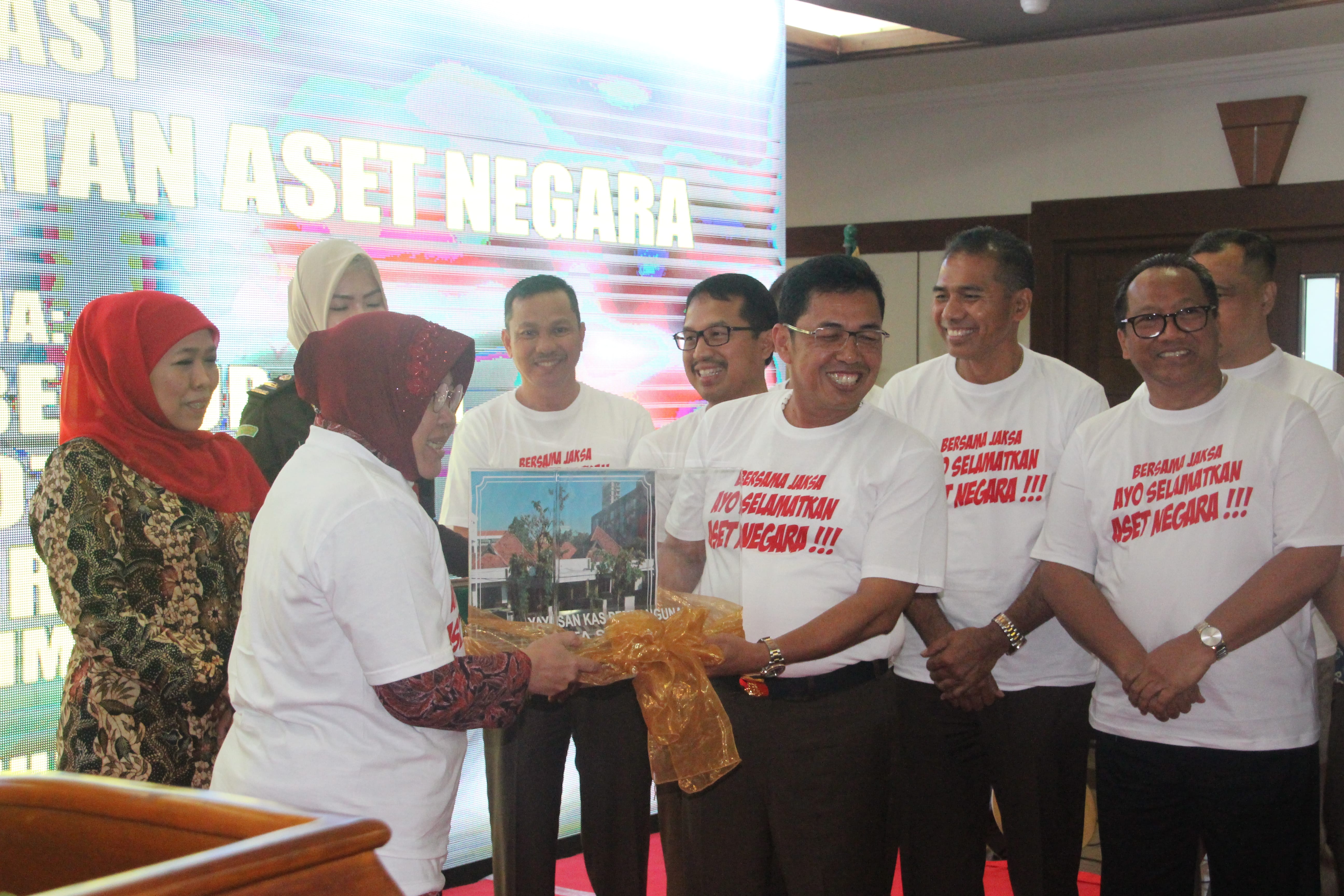Wali Kota Surabaya Tri Rismaharini saat menerima penyerahan aset YKP dari Kejati, Kamis 18 Juli 2019. (Foto: Faiq/ngopibareng.id)