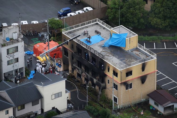 Pemandangan dari atas menunjukkan petugas pemadam kebakaran dan tim penolong berada di gedung studio Animasi Kyoto. (Foto: AFP/JIJI)