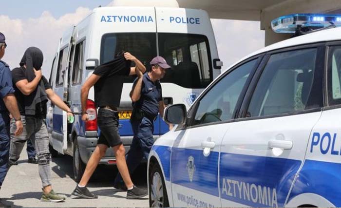 Dua dari 12 pemuda Israel yang digiring polisi Siprus untuk ditahan. (Foto:Reuters)