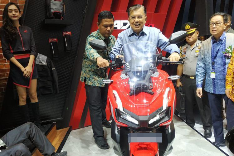 Wakil Presiden Jusuf Kalla (JK) menjajal salah satu skutik terbaru di Gaikindo Indonesia International Auto Show (GIIAS) 2019.