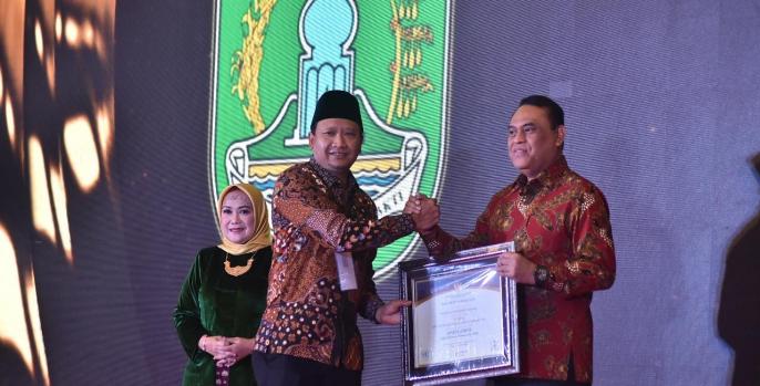 Menteri PAN-RB Syafruddin menyerahkan penghargaan kepada Bupati Pasuruan Irsyad Yusuf dalam bidang pelayanan publik. (Foto: Humas)