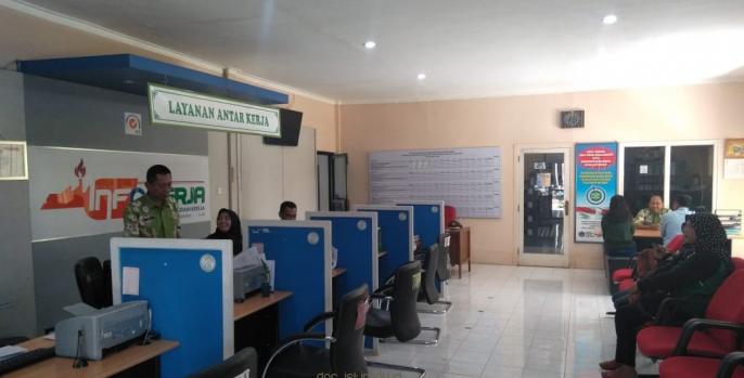 Loket pelayanan AK1 di kantor Disnaker Pasuruan. (Foto: Humas)