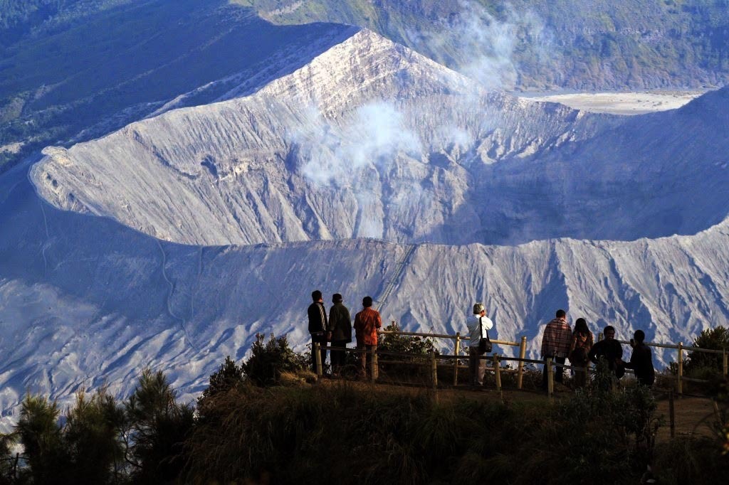 WISATAWAN menikmati panorama alami Gunung Bromo di Kabupaten Probolinggo. (Foto: Ikhsan/ngopibareng.id)