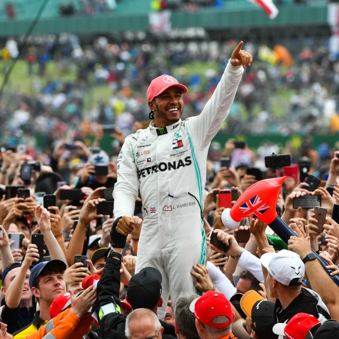 Hamilton membuat bingung tim mekanik dan kepala strategi Mercedes. (Foto: Twitter/@MercedesAMGF1)