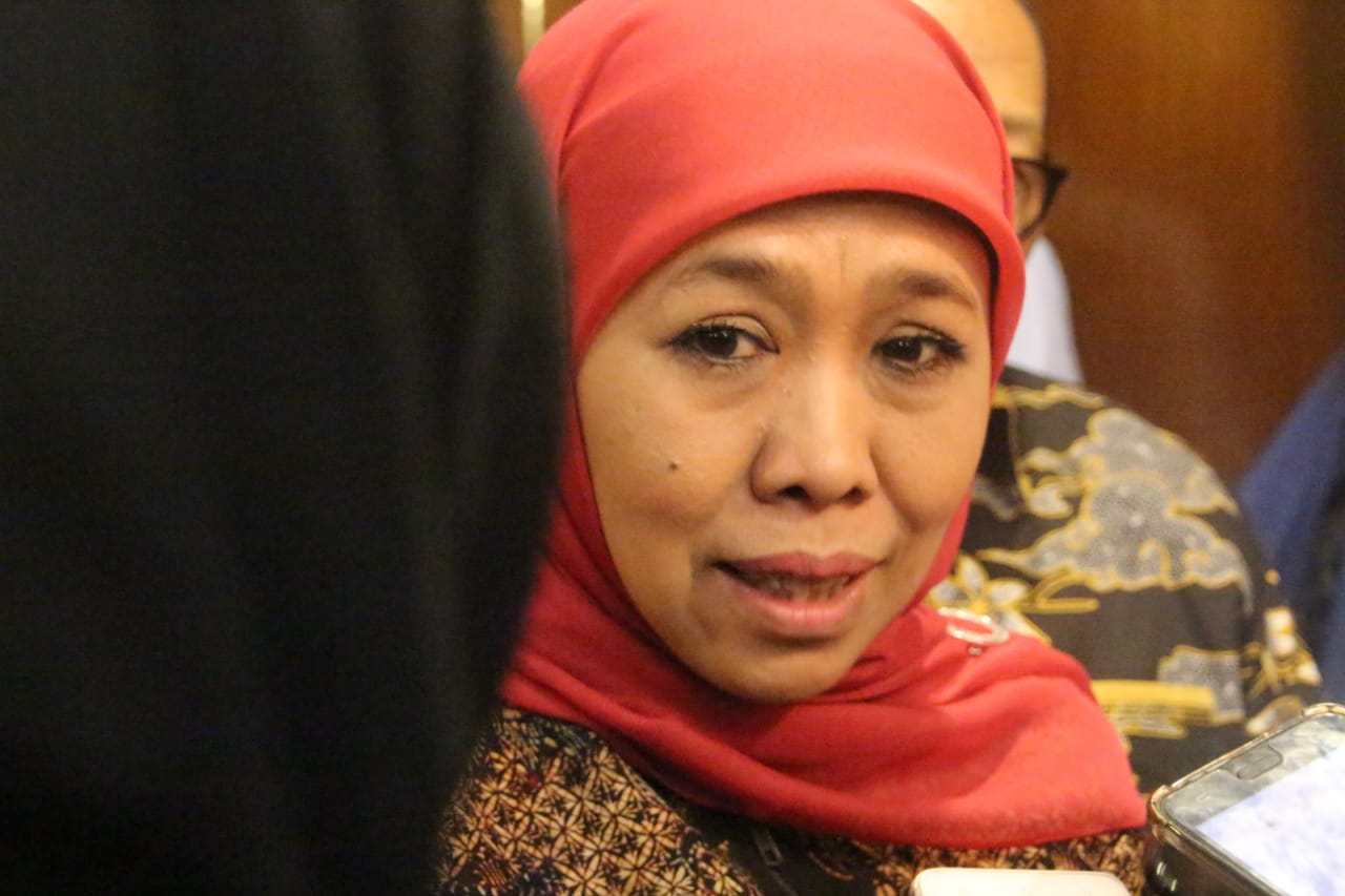 Gubernur Jatim Khofifah Indar Parawansa usai memberi sambutan di acara Bimbingan Pemantapan Pendampingan PKH Plus di Hotel Mercure Surabaya. (Foto: Faiq/ngopibareng.id)