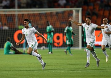 Baghdad Bounedjah merayakan golnya ke gawang Senegal. (Foto: Twitter/@CAF_Online)