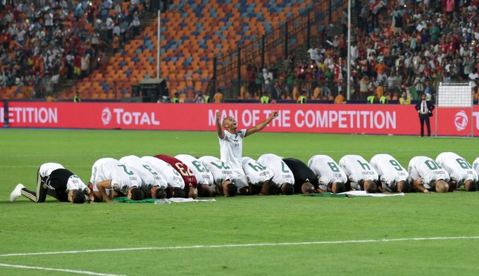 Para pemain Aljazair melakukan sujud syukur sesaat setelah wasit meniupkan peluit panjang. (Foto: Twitter/@CAF_Online)