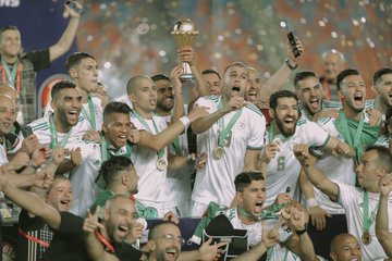 Satu-satunya gol kemenangan Aljazair berkat gol keberuntungan, karena tembakan Baghdad Bounedjah berbelok arah setelah mengenai kaki pemain Senegal, Salif Sane. (Foto: Twitter/@CAF_Online)