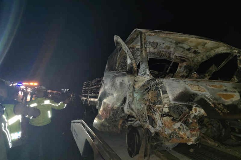 Petugas Kepolisian saat mengevakuasi kendaraan yang terlibat kecelakaan di Tol Cipali yang menewaskan lima orang dan tiga lainnt luka berat. (Foto: Istimewa)