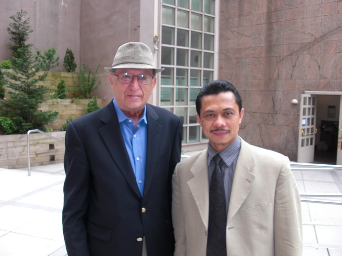 Tokoh Muslim Amerika asal Indonesia, Imam Shamsi Ali (kanan) bersama koleganya di Amerika Serikat. (Foto: ist/ngopibareng.id)