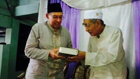 Prof Dr Quraish Shihab bersama KH Maimoen Zubair. (Foto: dok/ngopibareng.id)