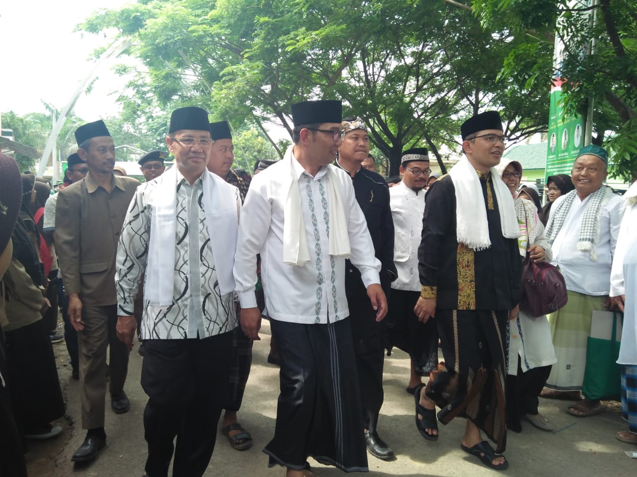 Ketua PP Lembaga Dakwah Nahdlatul Ulama (LDNU) KH Maman Imanulhaq bersama Gubernur Jawa Barat Ridwan Kamil. (Foto: ist/ngopibareng.id)
