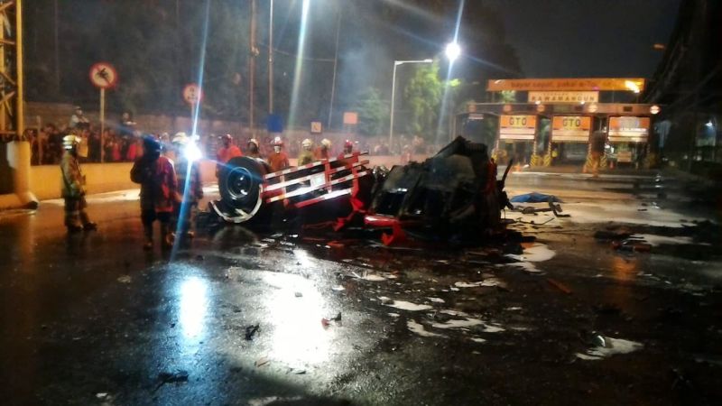 Truk Pertamina terbakar di Tol Wiyoto Wiyono, Jalan Ahmad Yani, Kelurahan Pisangan Timur, Kecamatan Pulo Gadung, Jakarta Timur, Minggu 21 Juli 2019, dini hari.
