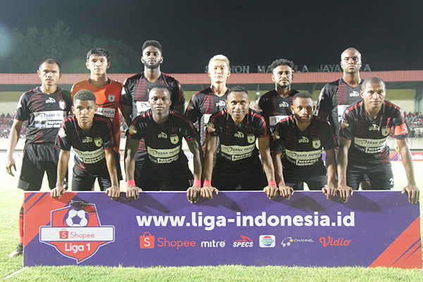 Tim Persipura Jayaputa, Mariyo Londok (kedua kiri belakang) dan David Rumakiek (paling kiri depan).