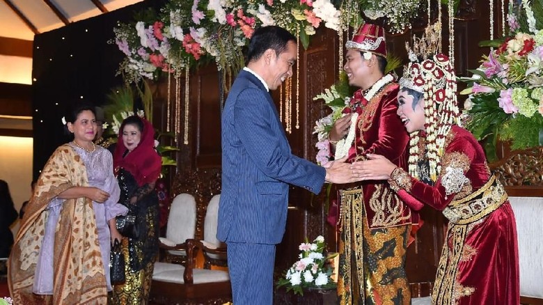 Presiden Jokowi menyalami kedua mempelai, Rembulan Randu Dahlia, putri Sujiwo Tejo, dan Haris Setia Bangsawan. (Foto: Biro Setpres)